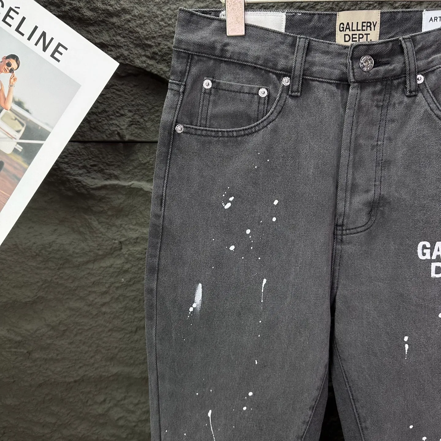 P250 GALLERY DEPT. 2025 new splash-ink hand-painted letter splicing couple style loose washed flared jeans 🔥High version🔥High version🔥 Top ceiling quality Styles with different washed textures are very friendly to people with thin legs and thick legs. The slightly flared version is very flattering. Moderate length that never goes out of style, easy to match with casually, basic styling for various styles, a must-have in the wardrobe! The fabric is stiff but also makes the upper body soft without losing texture. The washing process is even more perfect. It is a must-have item for everyone! ! ! Washed wheat, tag, pants label, three complete labels Color: washed black, washed blue Size: 28, 30, 32, 34 (four sizes)